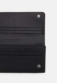 Tommy Hilfiger EMBLEM LARGE FLAP WALLET - Wallet - black