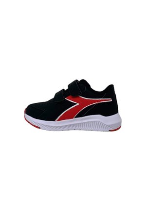 Scarpa sportiva nera con dettagli rossi, due strap in velcro, una suola bianca e un design aerodinamico. Il materiale sembra sintetico.