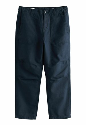 Granatowe bawełniane spodnie o swobodnym kroju, wyposażone w cztery kieszenie, szlufki na pasek oraz zapięcie na guziki z przodu. Tkanina o fakturze z detalami przeszyć.