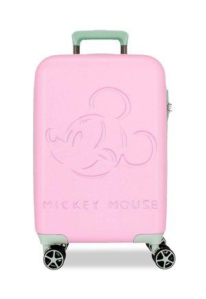 Maleta rígida rosa con asa verde, con relieve de la cara de Mickey Mouse y el texto "Mickey Mouse", equipada con cuatro ruedas giratorias negras y plateadas.