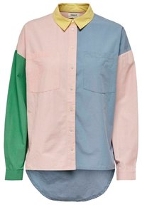 Chemise à blocs de couleurs comprenant des panneaux rose, bleu clair et vert, avec un col jaune, une fermeture à boutons sur le devant et deux poches poitrine.