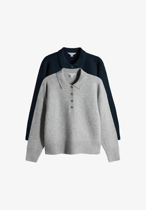 Dvoje polo svetrů naskládaných na sobě: jeden šedý s pěti knoflíky a žebrovaným lemem, druhý námořnický, oba vyrobené z měkké tkaniny.