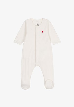 Weißer Babykörper mit geripptem Material, langen Ärmeln, Druckknöpfen und kleiner roter Herzstickerei auf der linken Seite. Mit Füßen.