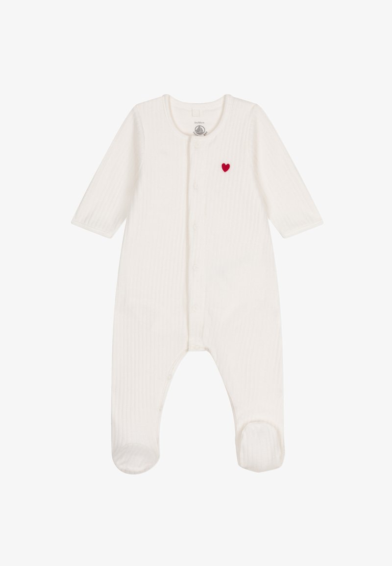 Weißer Babykörper mit geripptem Material, langen Ärmeln, Druckknöpfen und kleiner roter Herzstickerei auf der linken Seite. Mit Füßen.