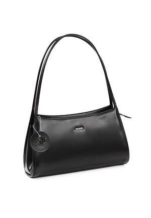 Sac à épaule en cuir noir avec une longue bandoulière, fermeture éclair et une étiquette ronde noire avec un "P" attaché par une chaîne.