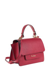Borsa a mano in pelle rossa con finitura strutturata, manico superiore e tracolla removibile. Presenta una chiusura a patta e dettagli in metallo dorato.