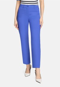 Pantalon bleu ajusté avec une coupe droite, doté d'une fermeture à bouton et de poches latérales. Tissu lisse avec une couleur vibrante.