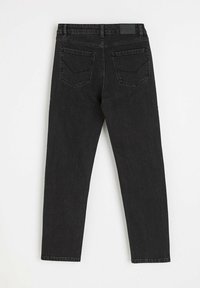 Czarne dżinsy o slim fit, z klasycznym pięciopocketowym wzorem, etykietą na pasku oraz minimalnymi detalami szycia z tyłu.