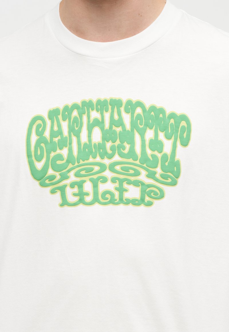 Camicia bianca con testo psichedelico verde e giallo con la scritta "Carhartt WIP" al centro del petto.