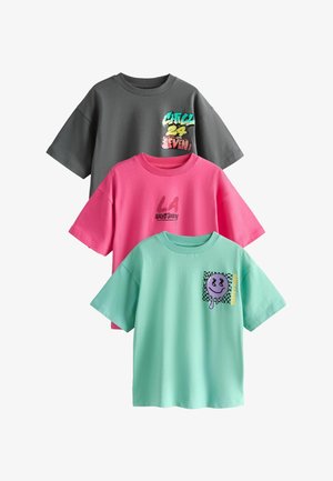 Drei kurzärmlige T-Shirts: grau mit mehrfarbigem Text, rosa mit "LA"-Print und mintgrün mit einem lächelnden Motiv. Aus Baumwollmaterial.