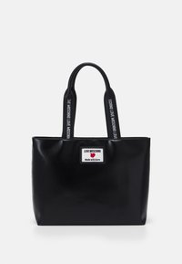 Schwarze Tragetasche aus glänzendem Material, ausgestattet mit zwei schwarzen Griffen mit Logotext sowie einem Vorderetikett mit "Love Moschino" und einer Herzgrafik.