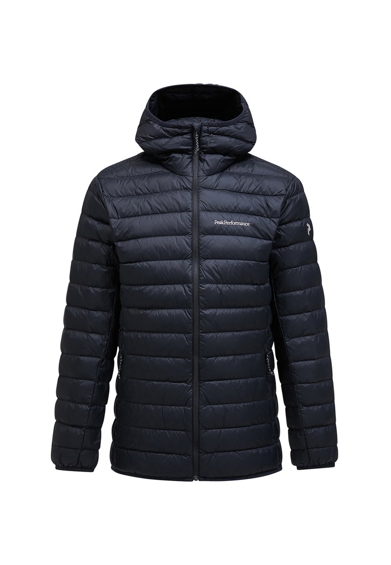 Sort puffer jakke med hætte, med quiltede sektioner, en lynlås foran og et Peak Performance-logo på brystet. Glat tekstur.