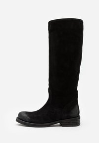 Bottes noires en daim montantes, avec un bout arrondi, un talon plat, une texture lisse et un design sans couture. Aucune fermeture ni ornementation visibles.