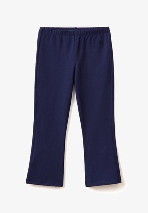 Pantalones con cintura elástica en azul marino, piernas rectas y un logo sutil en la cadera derecha, extendidos sobre un fondo blanco.