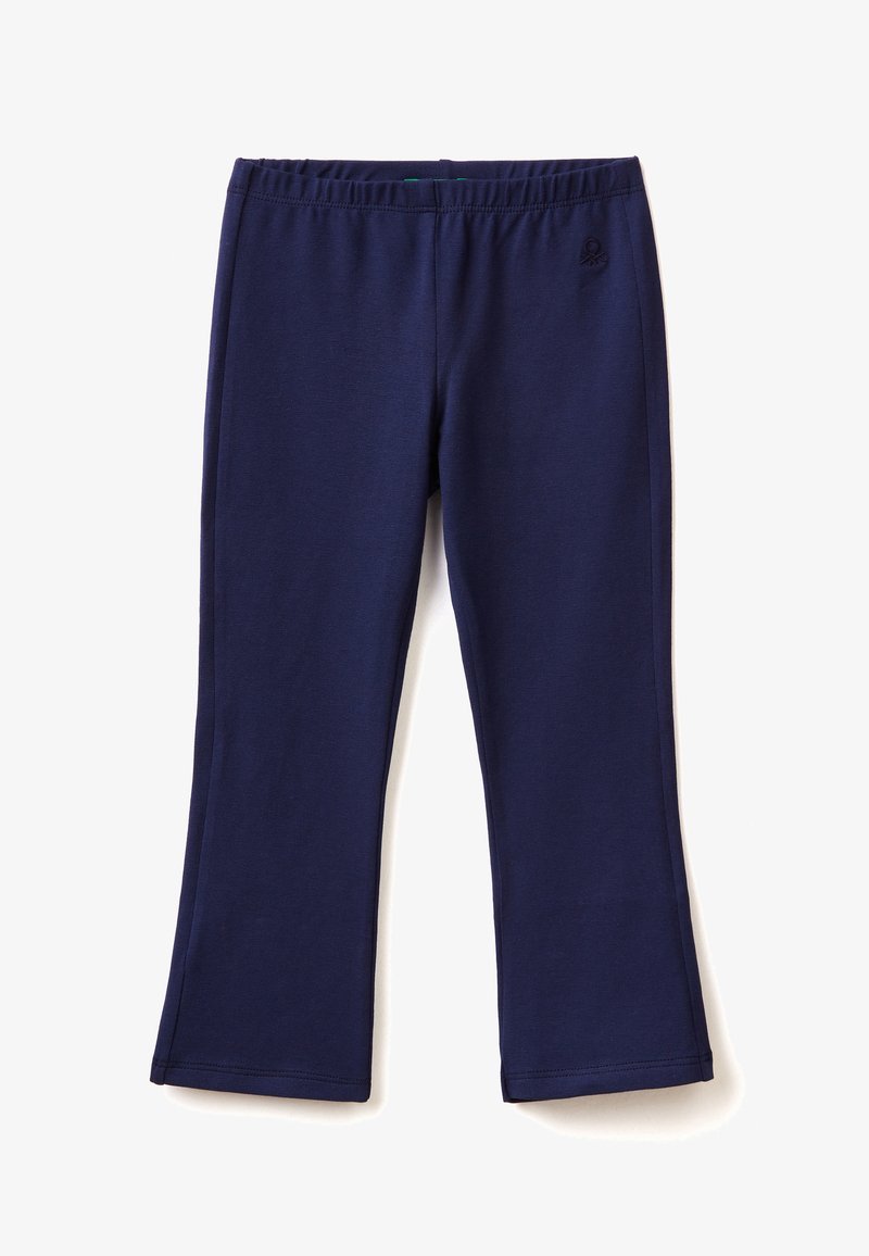 Pantalones con cintura elástica en azul marino, piernas rectas y un logo sutil en la cadera derecha, extendidos sobre un fondo blanco.