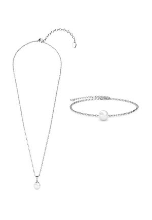 Ensemble de collier et bracelet en chaîne argentée avec une seule perle blanche, doté de longueurs ajustables et d'un design de chaîne délicat.