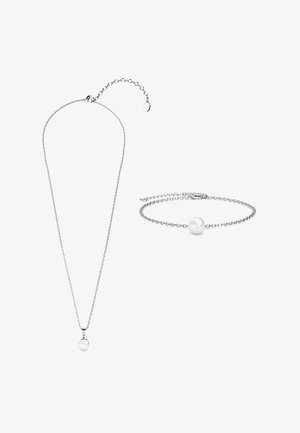 Silberne Ketten- und Armbandset mit einer einzelnen weißen Perle, mit verstellbaren Längen und einem zarten Kettendesign.