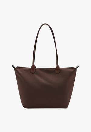 Sac cabas marron foncé avec deux longues anses et une fermeture éclair sur le dessus sur fond blanc.