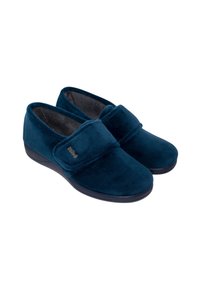 Zapatillas de terciopelo azul con puntera redondeada, interior acolchado y correa ajustable. Presentan una suela texturizada para mayor agarre y comodidad.