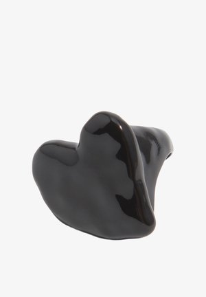 Tapón para los oídos moldeado a medida de color negro brillante, diseñado para ajustarse al canal auditivo y reducir el ruido, proporcionando protección auditiva.