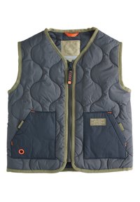 Vestă matlasată bleumarin cu margini verde-olive, două buzunare frontale și fermoar central. Prezintă o etichetă cu logo și un model texturat subtil.