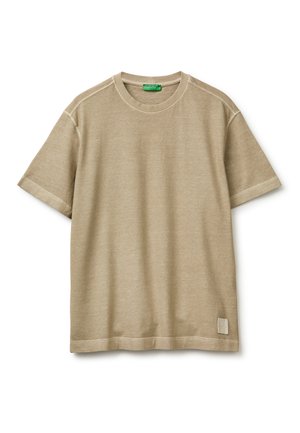 Beżowy bawełniany T-shirt z krótkim rękawem, okrągłym dekoltem i zieloną metką wewnątrz kołnierza, prezentowany na białym tle.