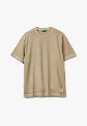 T-shirt beige en coton à manches courtes avec col rond et étiquette verte à l'intérieur du col, présenté sur fond blanc.