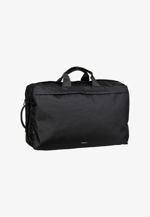 Bolsa de viaje de tela negra con dos asas superiores, cierre de cremallera y un diseño plano. Presenta un sutil logo en la parte frontal. Material duradero.