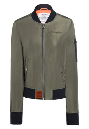 Olivgrüne Bomberjacke mit Reißverschluss, gerippten Bündchen und Saum. Verfügt über Seitentaschen, ein oranges Innenfutter und ein Stoff-Patch auf der Vorderseite.