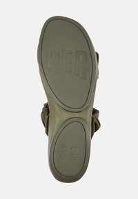 Sole di scarpa verde oliva con superficie in gomma testurizzata, caratterizzata da numeri in rilievo "38" e "PER", e una forma del toe liscia e arrotondata.