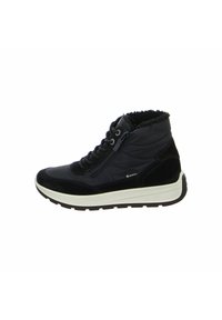 Zapatilla alta de material sintético negro con detalles de ante. Presenta una superficie texturizada, cierre con cordones y cremallera, y suela blanca.