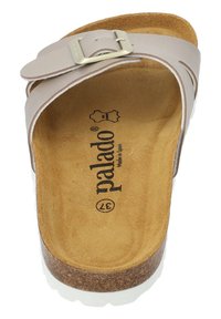 Ljusbeige halksandaler med en bred rem, silverfärgad spänne, korkfotbed och strukturerad tanfärgad foder. Har prägling av varumärkeslogotyp.