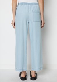 Marc O'Polo WEITE GUMMIZUG - Laisvo kirpimo džinsai - light blue tencel denim