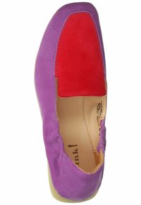 Scarpa in suede viola con un accento in suede rosso sulla punta. Presenta una forma arrotondata e un'apertura elastica per una facile calzata. Suola piatta.