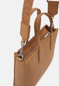 Calvin Klein MUST SMALL TOTE - Borsa a mano - lion