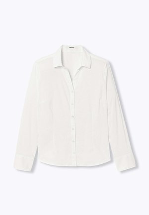 Chemise blanche à manches longues avec col et boutons, légèrement ouverte en haut, présentée sur un fond clair.
