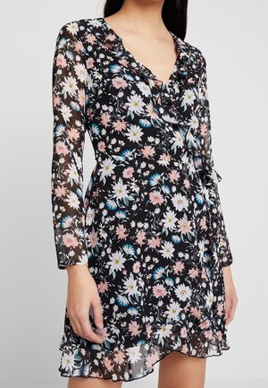 Robe portefeuille à motifs floraux en tissu noir transparent avec des fleurs roses, bleues et blanches, décolleté volanté, manches longues et jupe évasée.