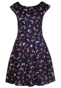 Mörkblå ärmlös klänning med bred halsringning och färgglad fjärilstrykt, åtsittande midja och utsvängd kjol.