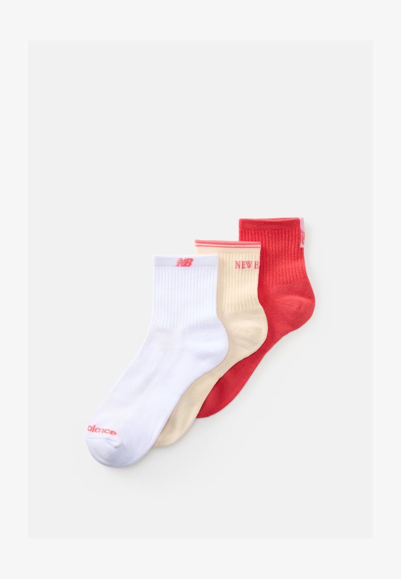 Tre paia di calze alla caviglia: bianche con dettagli rosa, beige con accenti rossi e rosse con evidenziazioni rosa. Texture in cotone a coste.
