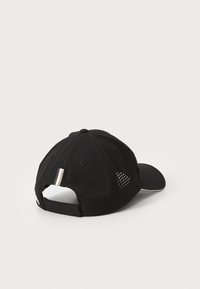 Must mustriga disainiga must nokk, kõver visor, võrktekstiilist külgpaneelid ja reguleeritav rihm tagaküljel, millel on valge ja kuldne aktsent.