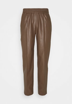 Brązowe spodnie z ekoskóry o gładkiej fakturze, z elastycznym paskiem w talii, zwężanymi nogawkami i bocznymi zakładkami dla dopasowanego wyglądu.