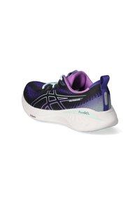 Chaussure de course avec un dessus en mesh noir et violet respirant, une semelle dotée d'un amorti blanche et des accents bleu clair sur les lacets et le tirant au talon.