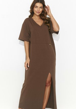 Brązowa, do kolan, sukienka wykonana z miękkiego materiału, z dekoltem w serek, krótkimi rękawami i bocznym rozcięciem, z małym złotym akcentem.