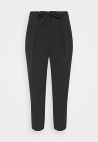 Pantalon noir taille haute fuselé avec une ceinture en tissu nouée en nœud à la taille et des plis subtils à l'avant.