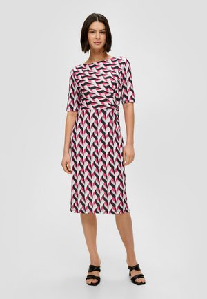 Robe mi-longue avec un motif géométrique en rose, blanc et noir. Étant faite d'un tissu doux, elle possède un col rond et des manches courtes.