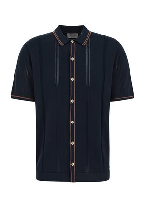 Polo en maille bleu marine à manches courtes avec rayures verticales texturées, bordure beige sur le col et la patte de boutonnage, et boutons blancs sur l'avant.