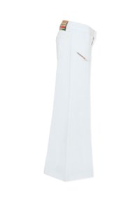 Witte denim jeans met een rechte pijp, voorzien van een klein achterzakje en een merkembleem op de tailleband. Eenvoudige en frisse uitstraling.