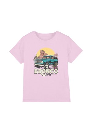 Hellrosa T-Shirt mit einem türkisfarbenen Bronco aus dem Jahr 1966 vor Wüstenfelsformationen und einer untergehenden Sonne.