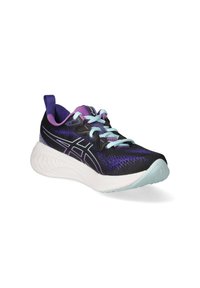 Chaussure de course légère avec une tige en tricot noire et violette, accentuée de lacets turquoise et d'une semelle blanche texturée.