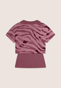 T-shirt corta a maniche corte in rosa con strisce zebrate rosa scuro. Tessuto morbido, scollatura rotonda e vestibilità rilassata.